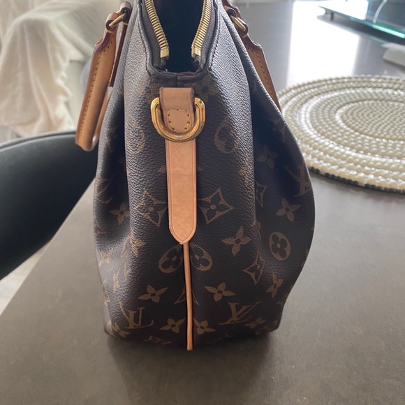 Louis Vuitton - Picture 2 of 5